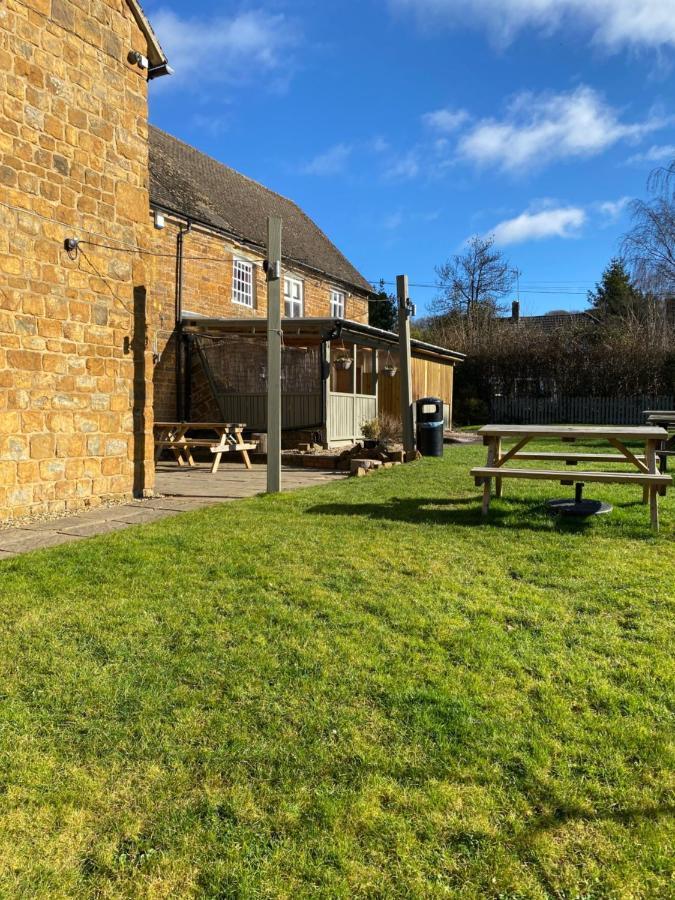 The Hollybush Inn And B&B Priors Marston Exterior foto
